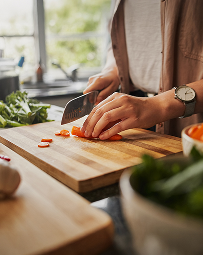 Karotte wird geschnitten