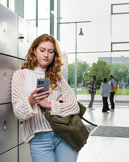 Junge Frau schaut resigniert auf ihr Handy