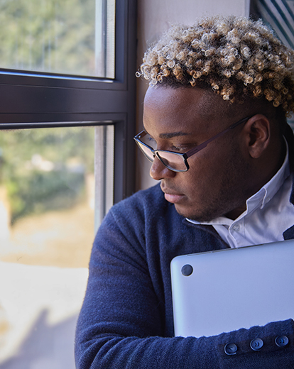 Mann schaut deprimiert aus dem Fenster